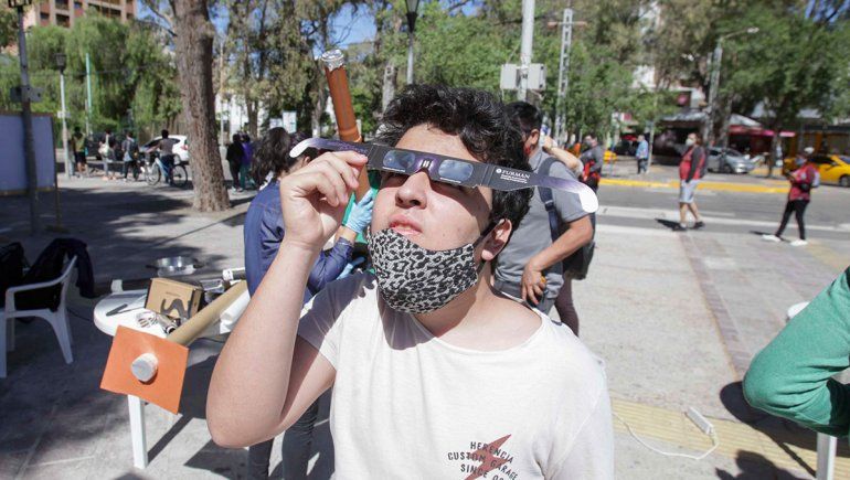 La UNCo entregó 7 mil lentes para ver el eclipse de sol de forma segura.