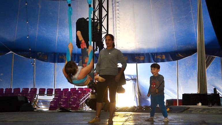 Vanesa supervisa a sus sobrinos, que también maman la pasión por el circo. Foto Antonio Spagnuolo. Vanesa supervisa a sus sobrinos, que también maman la pasión por el circo. Foto Antonio Spagnuolo.