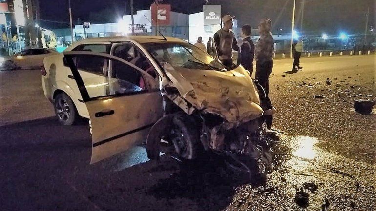 Impactante accidente entre un auto y un camión en la Ruta 22