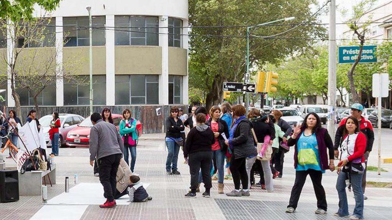 Los maestros hicieron una radio abierta y hoy marcharán por el centro.