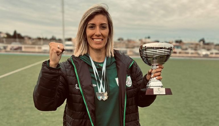 Patricia con el trofeo que ganó junto a sus compañeras el último domingo.&nbsp;