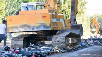 La pesada máquina destruyó decenas de motos en irregularidad y caños de escapes que provocaban ruidos molestos. Fue en Cervantes. 