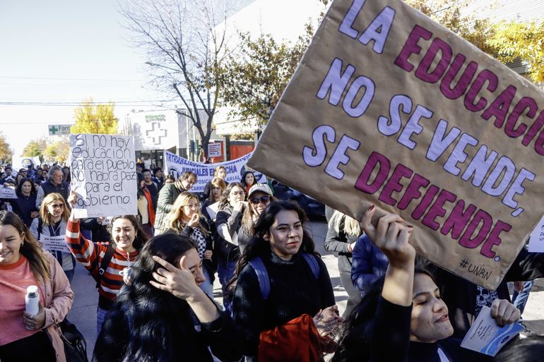 En Cipolletti, estudiantes de todas las carreras universitarias se hicieron sentir en las calles del centro. Foto: Anahí Cárdenas 