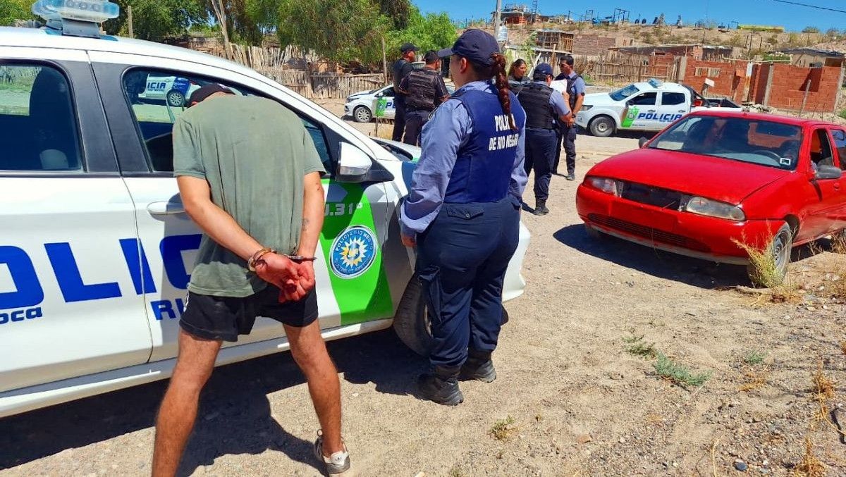 El hombre que conducía el auto, que aparece pintado de un rojo furioso, fue imputado por el delito de encubrimiento. Su compañero.&nbsp;
