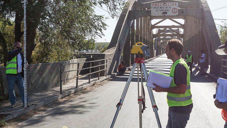 Cortan el puente viejo para probar la estructura