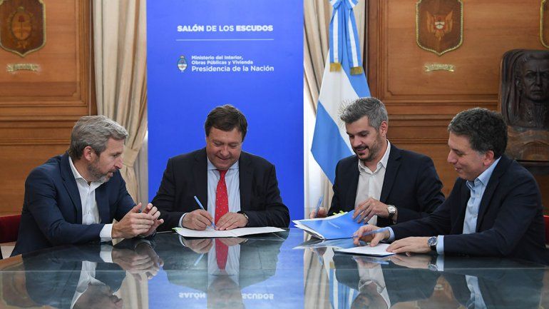 Alberto Weretilneck firmó el acuerdo junto a Marcos Peña