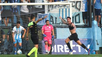 El festejo de gol de Jeldres. 