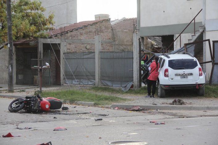 Chocó contra una moto y terminó adentro de una casa