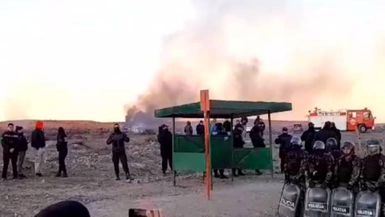 Máxima tensión en Las Perlas: la Policía bloqueó el puente para desalojar la toma