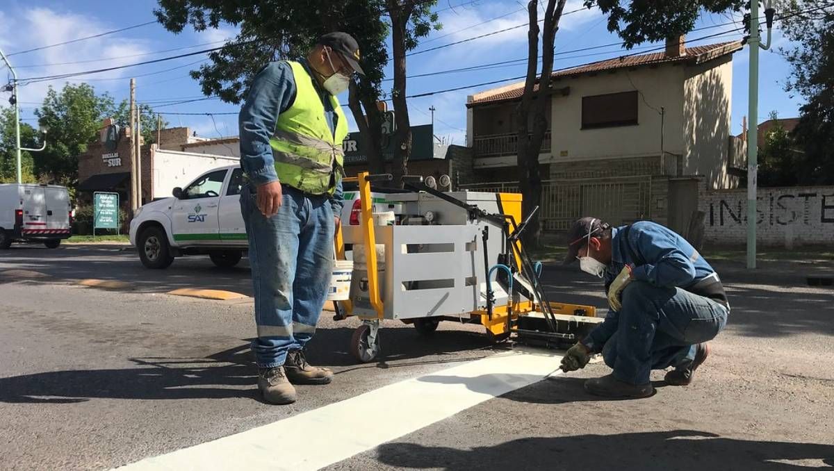 La Muni sale a pintar mil sendas peatonales en las calles troncales