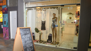El pizarrón de uno de los sex shop céntricos que invita a perder la vergüenza y entrar por un juguete sexual.