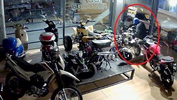 robo una moto, la cargo en un auto y quedo grabado