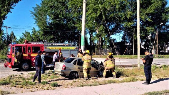 Se salvó de milagro tras perder el control y chocar contra un poste