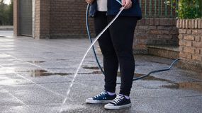 Mojar la vereda en días fríos puede acarrear multas millonarias. | LMCipolletti.com Mojar la vereda en días fríos puede acarrear multas millonarias.