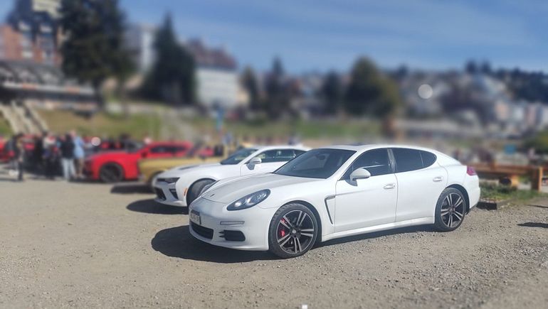 Llegaron desde Chile y exhibieron sus Chevrolet Camaro frente al Nahuel Huapi
