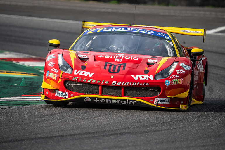 Manu Urcera no pudo festejar en Gran Turismo Italiano