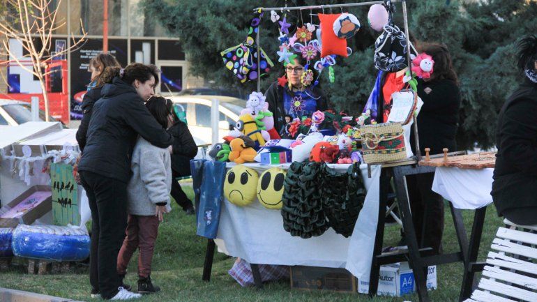 Los feriantes ofrecen al público una variada muestra de productos.