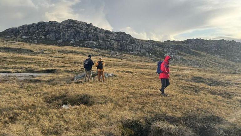 Parte del grupo de diez argentinos que partió desde Bariloche hacia Chile y desde allí llegaron a Malvinas. Un abogado viedmense contó su experiencia. (Fotos: gentileza Sandro Krieger).