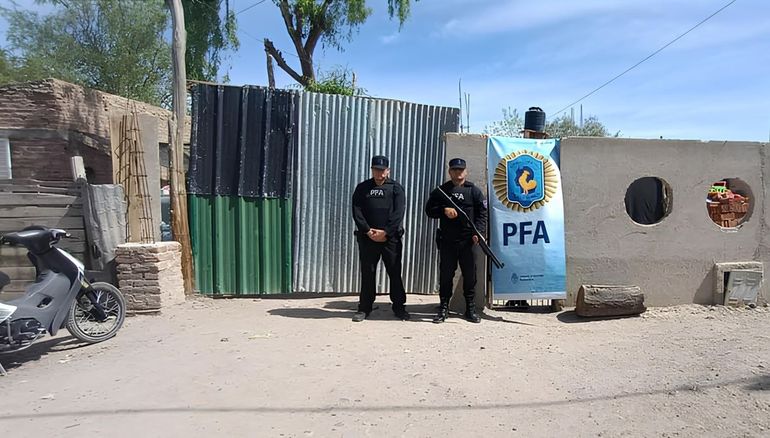 La Policía Federal allanó dos viviendas en Roca, donde secuestró cocaína, balanzas y elementos de corte. Tres personas fueron detenidas. 