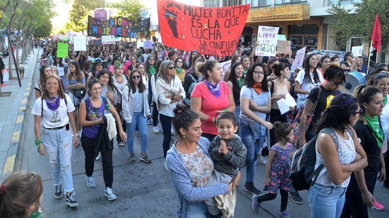 Las fotos de la multitudinaria marcha de mujeres cipoleñas por el #8M 