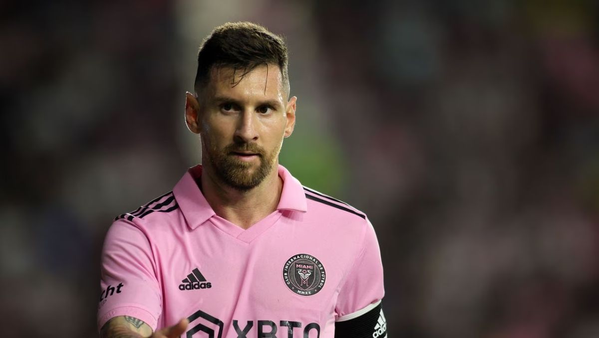 Pese a no jugar, Lionel Messi fue el centro de las cargadas.