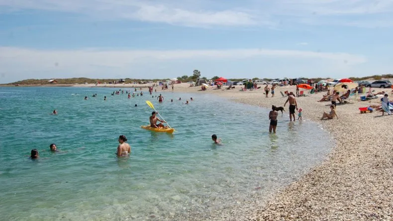 Las aguas de Punta Perdices son completamente transparentes y calmas
