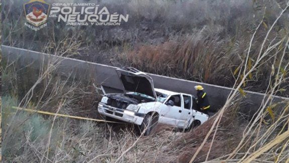 Robaron una camioneta y los atraparon tras caer a un canal