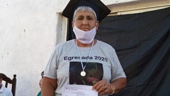 La abuela que aprendió a usar el celular y terminó la primaria