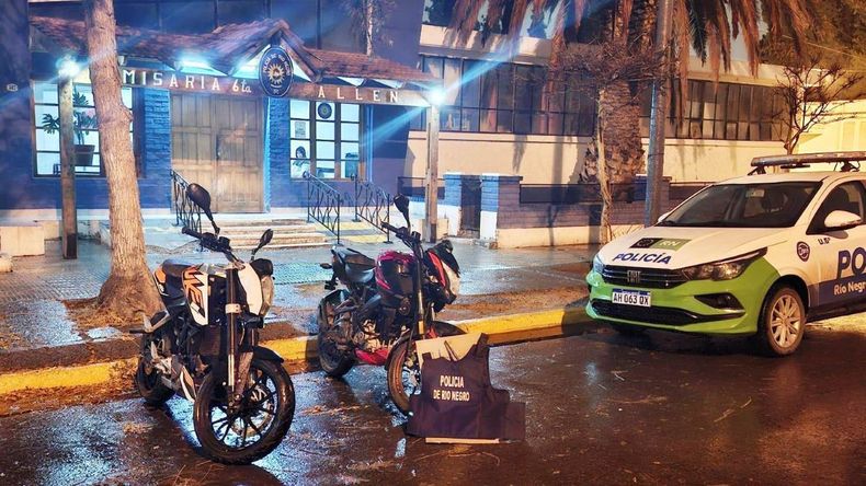 Las dos motos fueron recuperadas por la Policía de Allen luego de un tumultuoso procedimiento, donde fueron agredidos con palos, piedras y agua caliete. | LMCipolletti.com Las dos motos fueron recuperadas por la Policía de Allen luego de un tumultuoso procedimiento, donde fueron agredidos con palos, piedras y agua caliete.