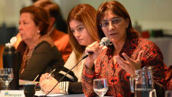 La ministra Silva aseguró que las clases terminarían recién a fin de año.