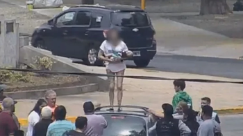 Una mujer se subió al techo de un auto y quiso tirar a su bebé
