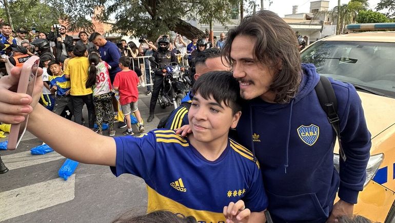 Enorme fervor en Santiago por la presencia de Boca. Cavani se sacó fotos con los hinchas y firmó decenas de autógrafos.&nbsp;