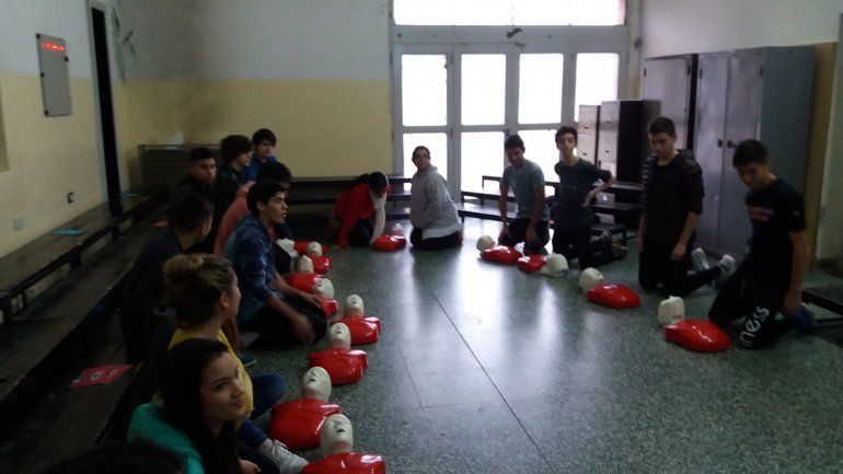 Los talleres de RCP en las escuelas cipoleñas arrancaron ayer.