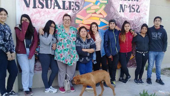 Pibes del Anai Mapu pintan murales para combatir los estigmas