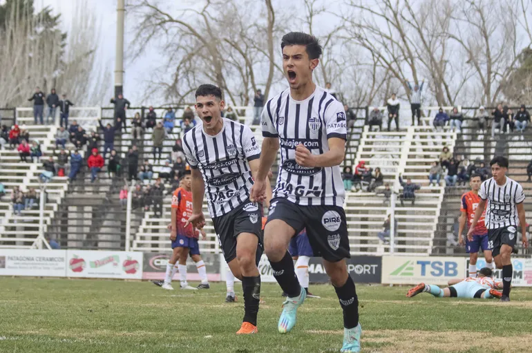 Cipolletti tiene en Ignacio Montero a su defensor goleador en la Liga Confluencia. Fotos: Anahí Cárdena