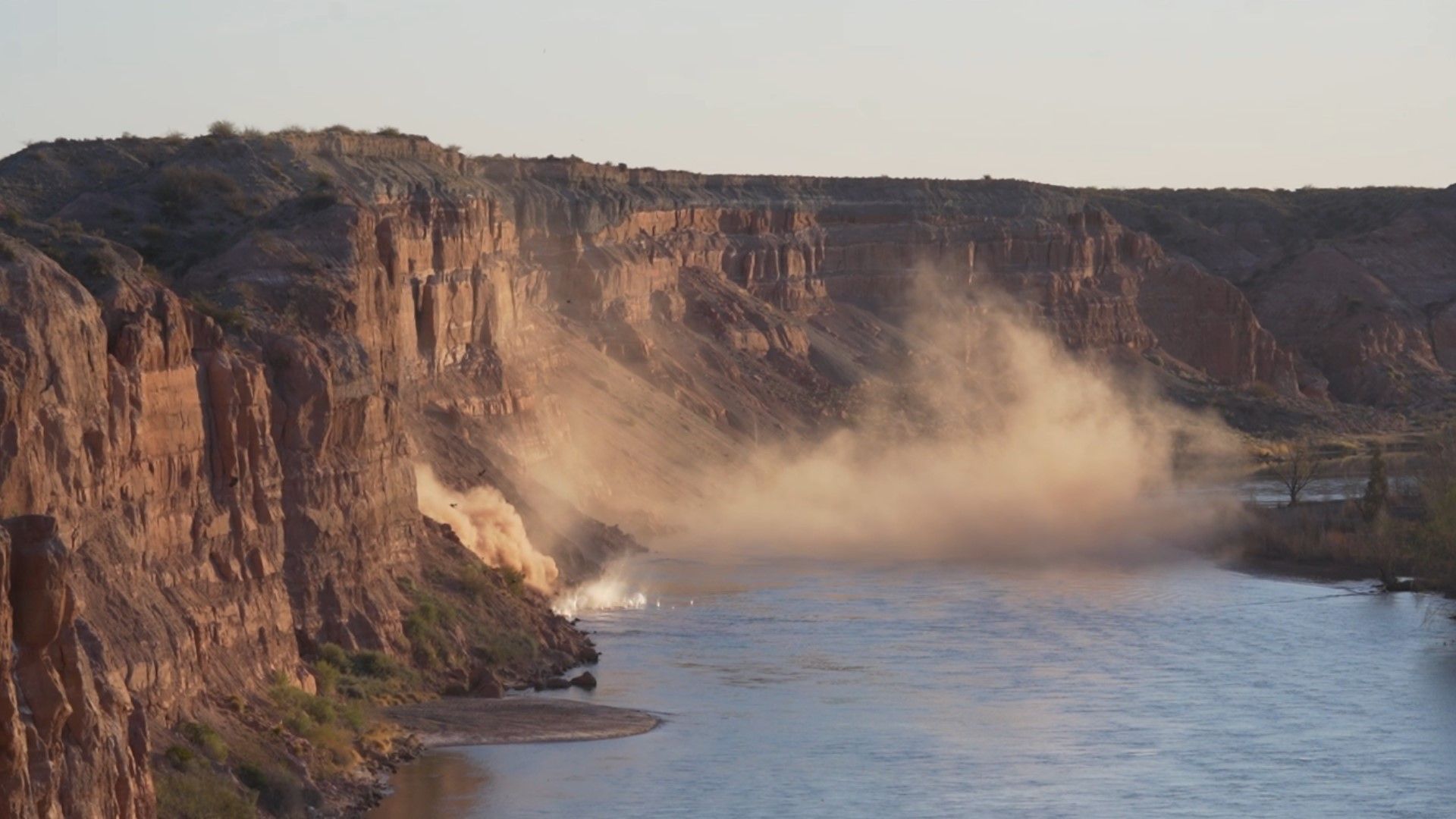 Video: se desprendió parte de un  acantilado sobre el río Limay