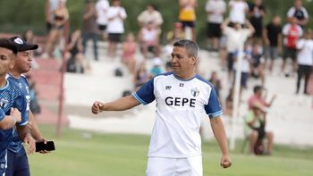 Alfredo Tizza es el entrenador de La Amistad, que va por todo. Fotos: Claudio Espinoza