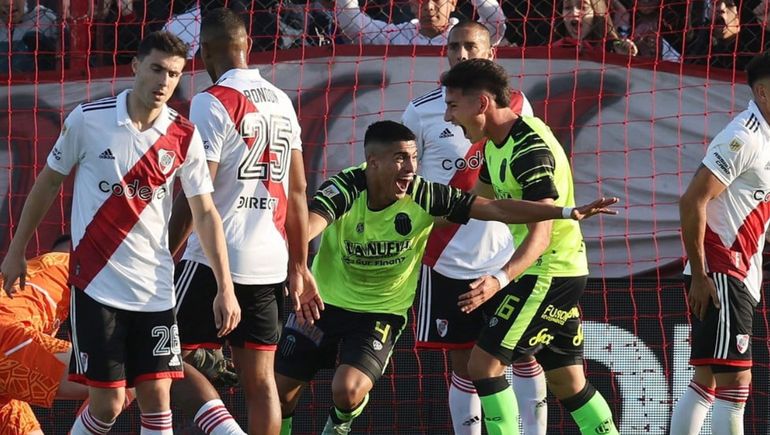 River perdió con Barracas y estallaron las redes.