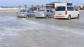 Autos atrapados por la marea extraordinaria en Las Grutas. Una postal que Prefectura intenta que no se repita.