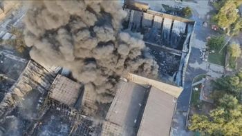 Se reavivó el fuego en el depósito de pinturas y hay temor por los materiales inflamables | LMCipolletti.com Se reavivó el fuego en el depósito de pinturas y hay temor por los materiales inflamables