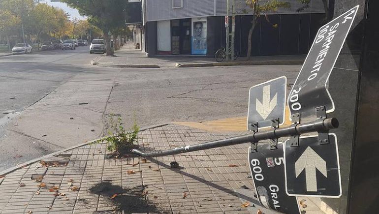 Choque en Roca y Sarmiento: un auto terminó sobre la vereda