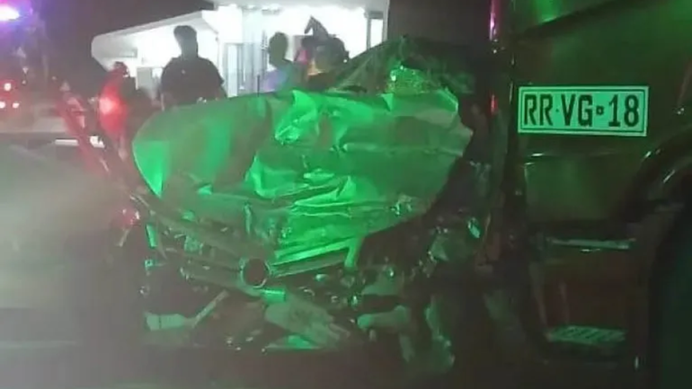 El vehículo de las víctimas chocó de frente contra un camión