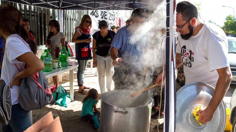 Padres y docentes realizaron una olla popular en las puertas del CPE
