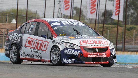 Manu Urcera finalizó segundo en la carrera del Turismo Nacional en Rosario