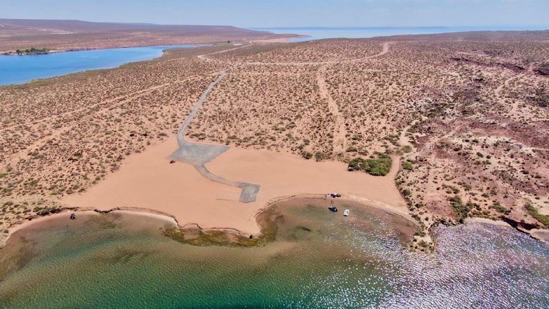 La intervención del movimiento de suelo en una playa del istmo del lago Mari Menuco. | LMCipolletti.com La intervención del movimiento de suelo en una playa del istmo del lago Mari Menuco.