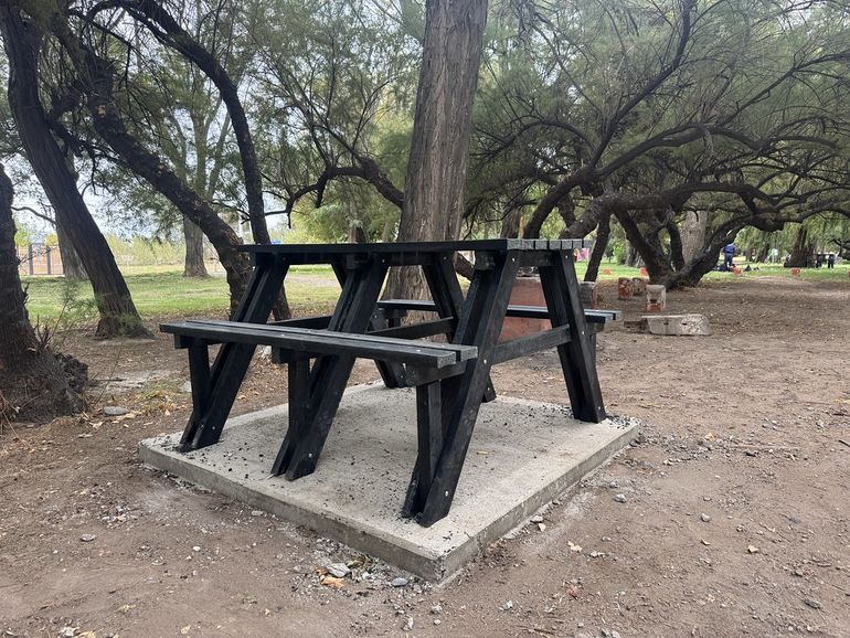 Nuevos mobiliarios fueron instalados en el sector de parrillas del Parque del Treinta.