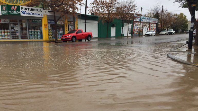 Las fuertes lluvias complican la situación en los barrios y cinco familias se autoevacuaron
