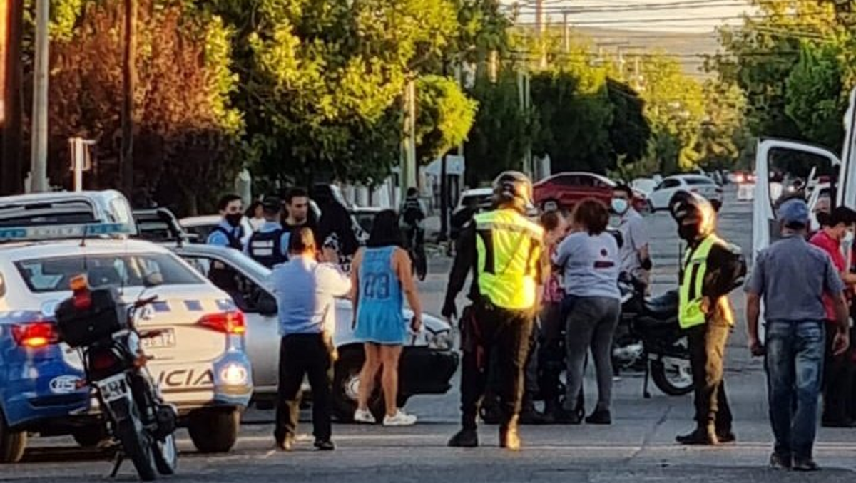Una bebé se salvó de milagro: su cochecito fue arrastrado por un auto 