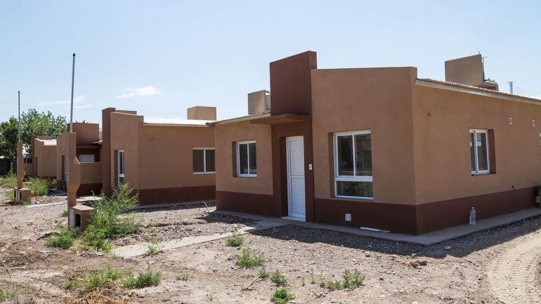 Albañiles desocupados por la caída de la obra pública