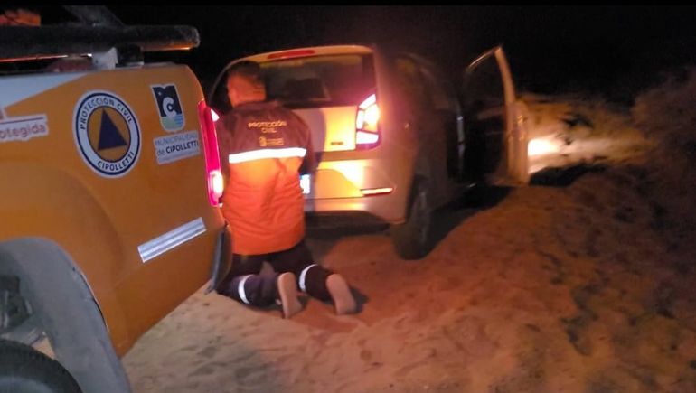 Se les enterró el auto en la Margen Sur y tuvieron que rescatarlos